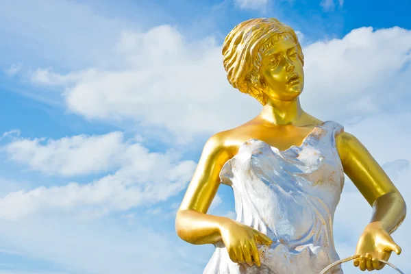 Статуя ангела римский стиль на фоне неба — стоковое фото