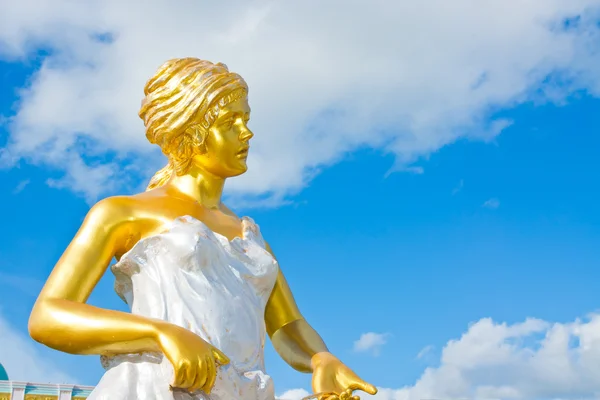 Engel standbeeld Romeinse stijl op hemelachtergrond — Stockfoto
