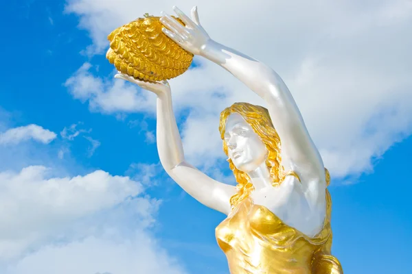 Статуя ангела римский стиль на фоне неба — стоковое фото