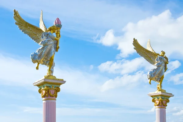 天使雕像罗马风格上天空背景 — 图库照片