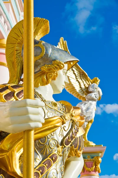 Statyn romersk stil på himmel bakgrund — Stockfoto
