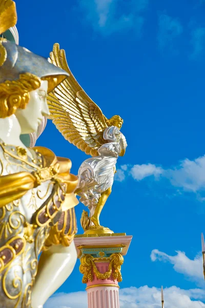 Статуя римского стиля на фоне неба — стоковое фото