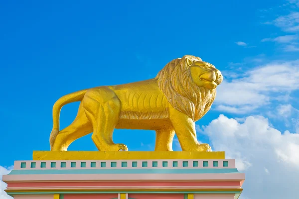 天空背景上的狮子雕像罗马风格 — 图库照片