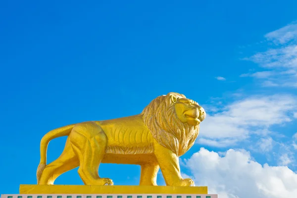 Lev socha římského stylu na pozadí oblohy — Stock fotografie