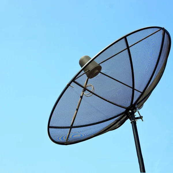 Antenne satellite dans le ciel bleu — Photo