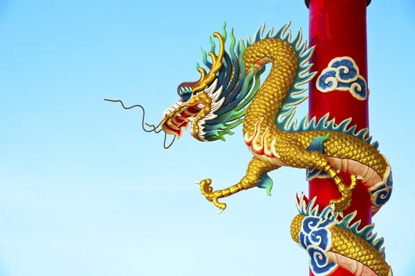 Çin tapınağındaki ejderha heykeli — Stok fotoğraf