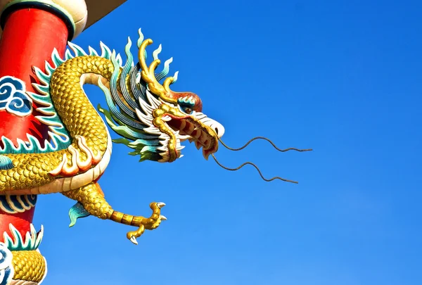 Estátua de dragão em pilares com céu azul — Fotografia de Stock