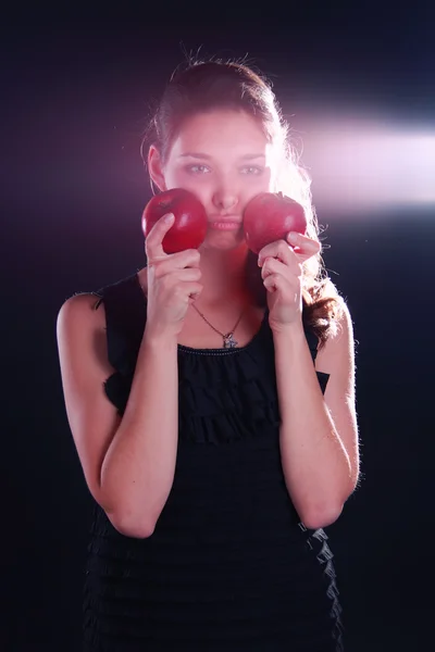 Портрет молодой девушки с яблоками — стоковое фото
