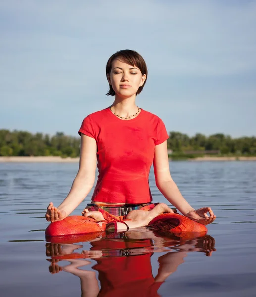 Jonge vrouw maken van yoga oefeningen — Stockfoto