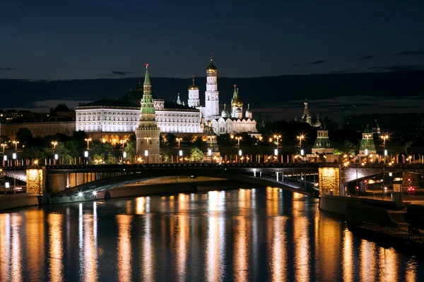 Vista notturna sul fiume Moskva, sul ponte e sul Cremlino: Russia, Mosca Foto Stock