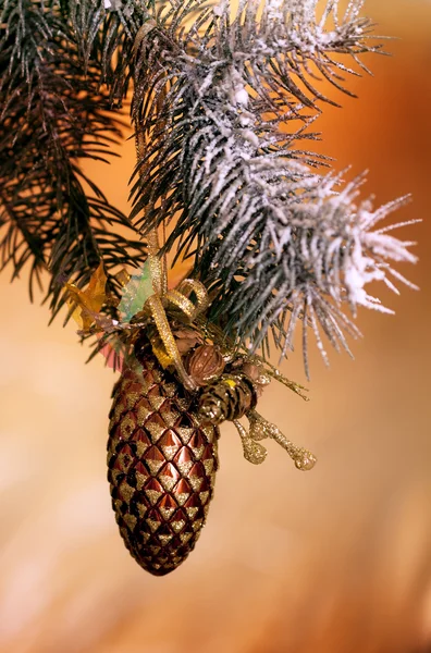 Taze yeşil çam dalları ve altın yumru — Stok fotoğraf