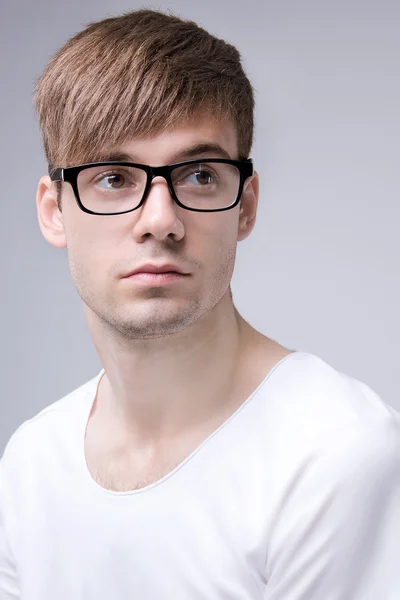 戴眼镜的年轻严重男人的肖像 — 图库照片