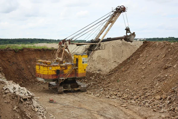 Excavadora en una mina de esquisto bituminoso Imágenes de stock libres de derechos