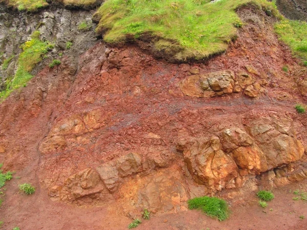 Lateriet rots in de buurt van giant's causeway — Stockfoto