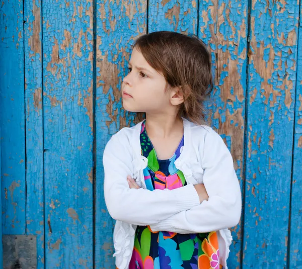 Utomhus porträtt av arg liten tjej — Stockfoto