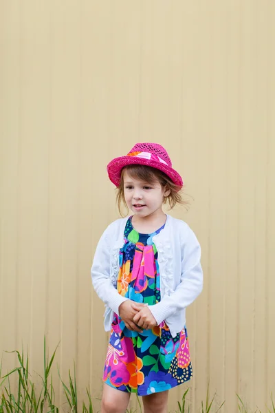 Lustige Kleinkind Mädchen mit rotem Hut — Stockfoto