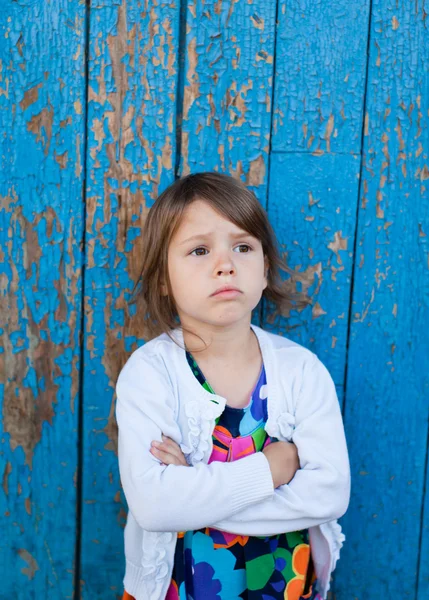 Ritratto esterno di ragazzina arrabbiata — Foto Stock