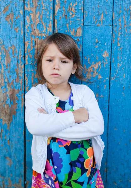 Kültéri álló dühös kislány — Stock Fotó