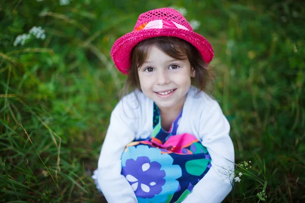 Αξιολάτρευτο μικρό παιδί κορίτσι σε ένα λιβάδι — Φωτογραφία Αρχείου