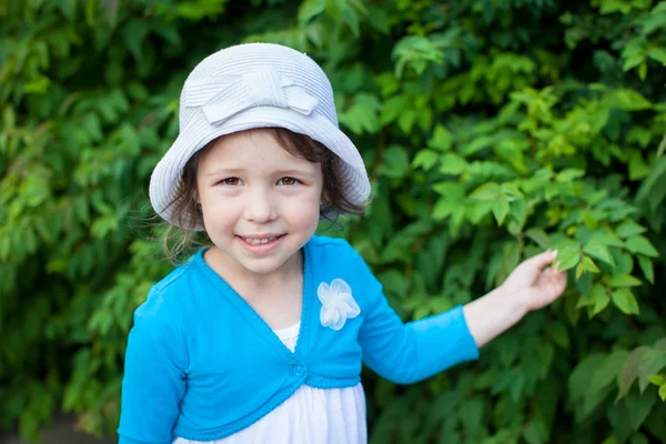Retrato ao ar livre de menina bonito em chapéu branco — Fotografia de Stock