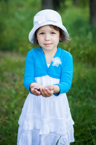 Portrét batole dívka venkovní — Stock fotografie