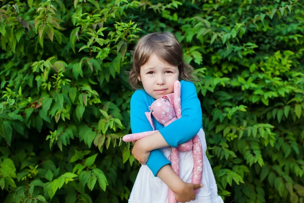 Játék nyúl kisgyermek lány portréja — Stock Fotó
