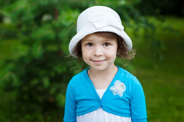 Kisgyermek lány szabadtéri portréja — Stock Fotó