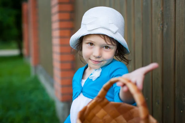 Porträtt av barn girl utomhus — Stockfoto