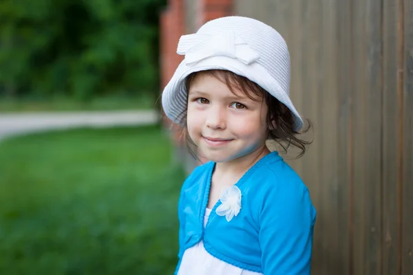 Kisgyermek lány szabadtéri portréja — Stock Fotó