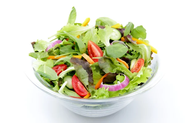 Смешанный салат на белом фоне — стоковое фото