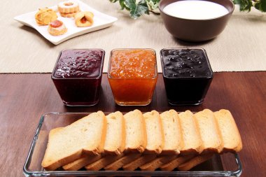 kahverengi masa üzerine marmelat ile tost