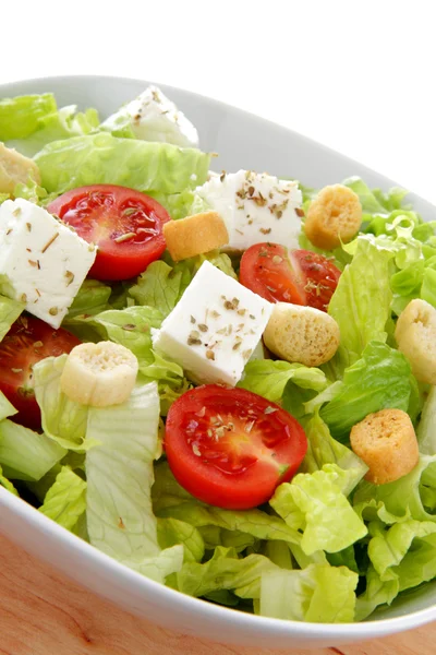 Internationaler grüner Salat mit Tomaten und Feta — Stockfoto