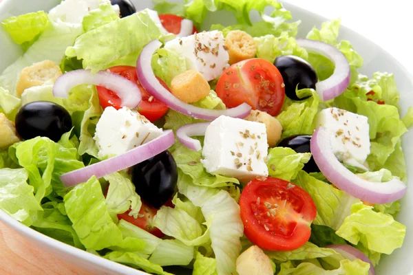 Internationaler grüner Salat mit Tomaten und Feta — Stockfoto