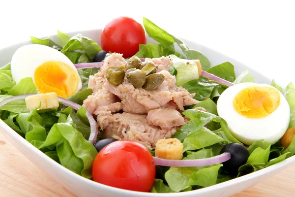 Blandad sallad med tonfisk, ägg, lök och tomater — Stockfoto