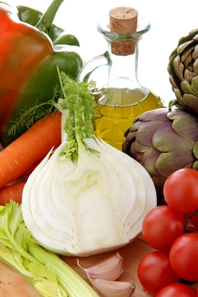 Comida italiana con verduras y aceite de oliva — Foto de Stock