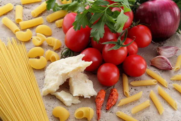 Pasta espaguetis macarrones tomate cebolla parmesano — Foto de Stock