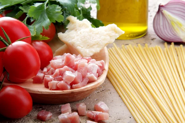 Pasta espaguetis macarrones tomate cebolla parmesano — Foto de Stock