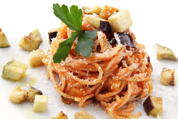 Spaghetti alla norma whit aubergine slutet tomat — Stockfoto