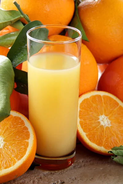 Sinaasappelsap in glas — Stockfoto