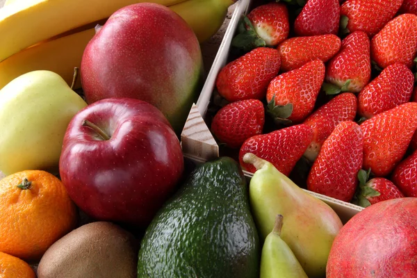 Fruits mélangés fraises pommes poires — Photo