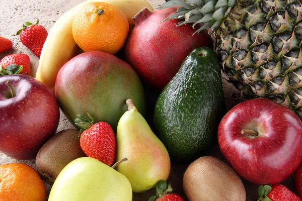 Frutas mistas com pêras de abacate morangos de abacaxi — Fotografia de Stock