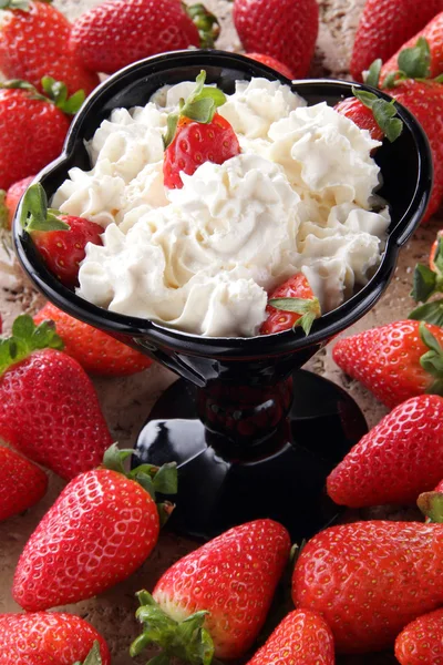 Black glass with strawberry end cream — Stock Photo, Image