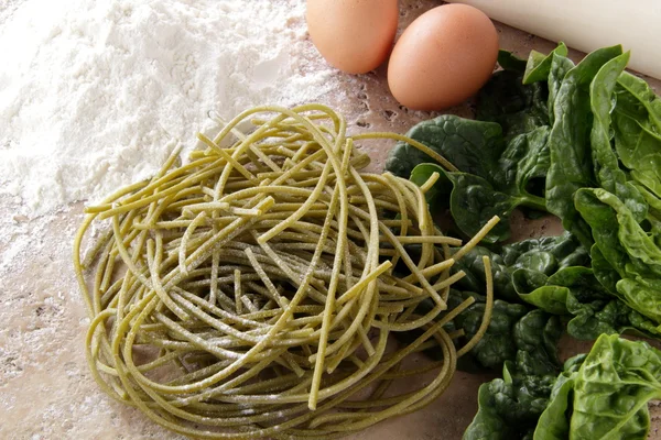 Свежая паста талиолини с яйцами и спинаком — стоковое фото