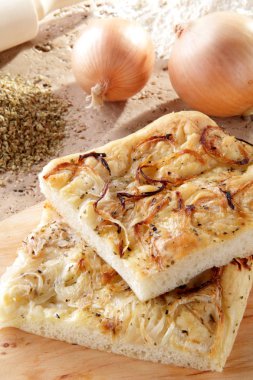 Pizza focaccia beyaz soğan taş masanın üzerine