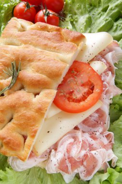 closeup focaccia whit pastırma son peynirli yeşil salata