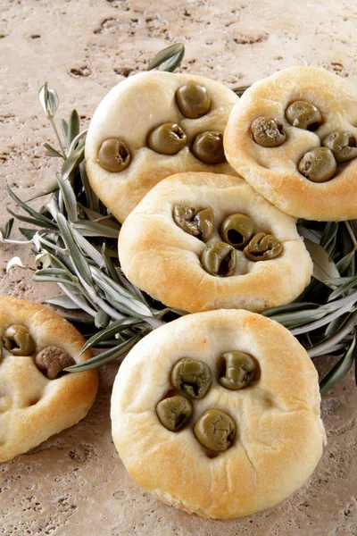 Gruppe von Focaccia-Pizza mit Oliven auf dem Tisch — Stockfoto