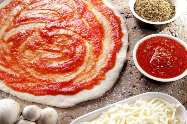 Przygotowanie pizzy margherita odrobina mozzarelli koniec pomidor — Zdjęcie stockowe