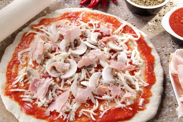 Preparação da pizza margherita whit mozzarella fim cogumelo — Fotografia de Stock