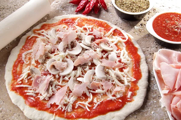 Preparation of the pizza margherita whit mozzarella end mushroom — Stock Photo, Image