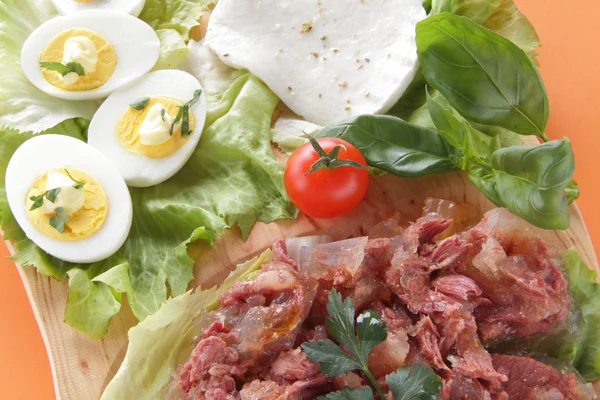 Composição de alimentos mozzarella ovos de tomate e carne — Fotografia de Stock